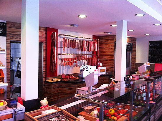 Frische Fleisch- und Wurstwaren in der Theke