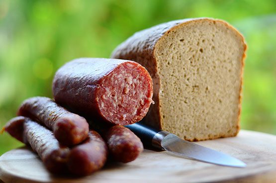 Vesperplatte mit Wurstspezialitäten